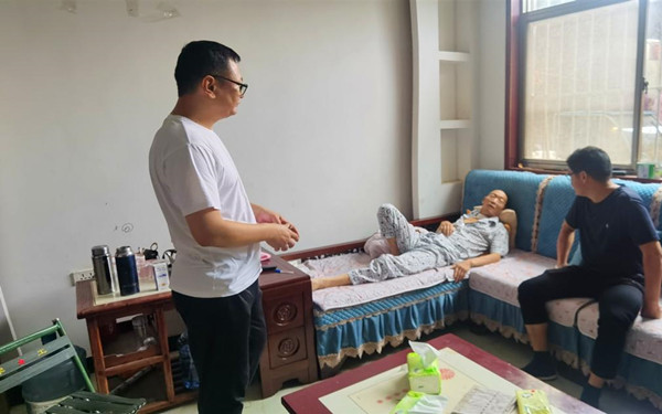 真節(jié)能公司熱情慰問(wèn)患病村民 真節(jié)能公司熱情慰問(wèn)患病村民